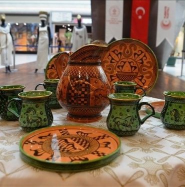 Kütahya’da Frig desenlerinin kıyafet, çini ve seramiklere işlendiği sergi açıldı