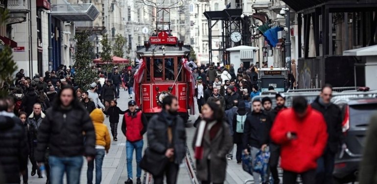 İstiklal Caddesi’nde yeni dönem: Havai elektrik hattı iptal edilecek