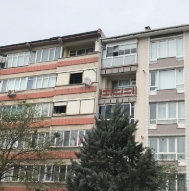 6’ncı kattan düşüp ağır yaralandı