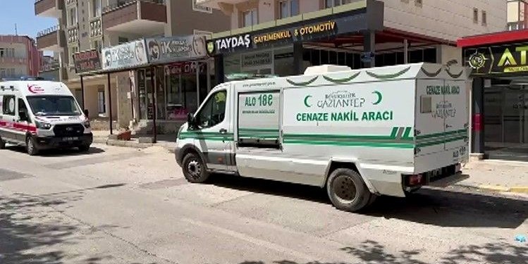 Erkek hemşire evinde ölü bulundu