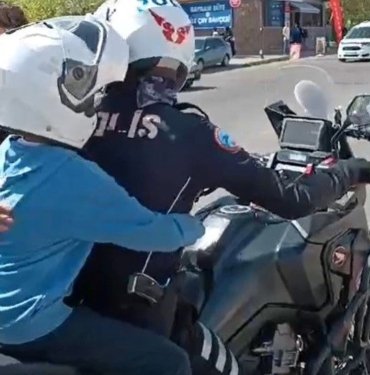 Sınava girecekken kimliğini unutan öğrencilerin imdadına polis ekipleri yetişti