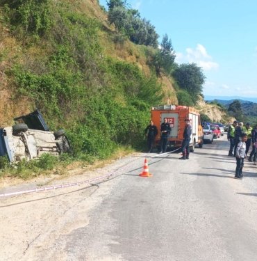 Otomobil şarampole devrildi: 1 ölü, 1 yaralı