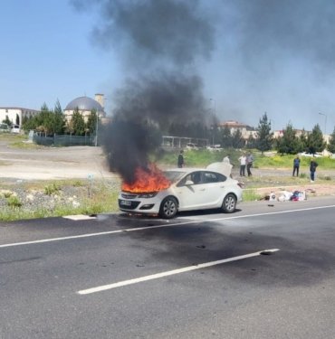 Yanan otomobile pet şişelerle müdahale