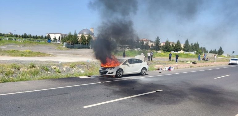 Yanan otomobile pet şişelerle müdahale