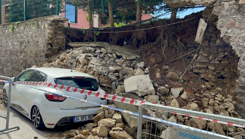 Üsküdar’da istinat duvarının çöktü: 2 otomobilde hasar