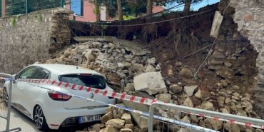 Üsküdar’da istinat duvarının çöktü: 2 otomobilde hasar