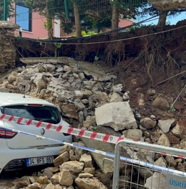 Üsküdar’da istinat duvarının çöktü: 2 otomobilde hasar