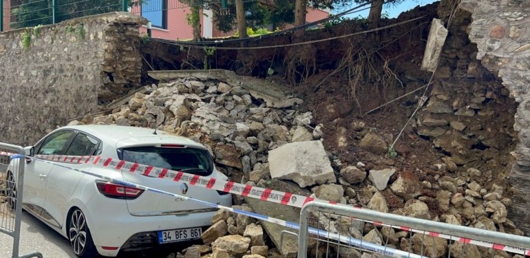 Üsküdar’da istinat duvarının çöktü: 2 otomobilde hasar