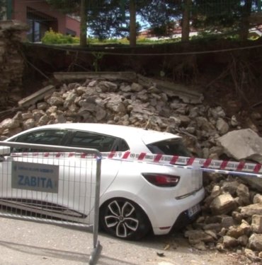 Üsküdar’da site duvarı çöktü