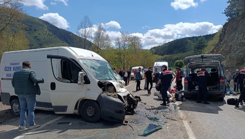 Öğrencileri taşıyan araçla kafa kafaya çarpıştılar: 15 yaralı