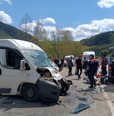 Öğrencileri taşıyan araçla kafa kafaya çarpıştılar: 15 yaralı