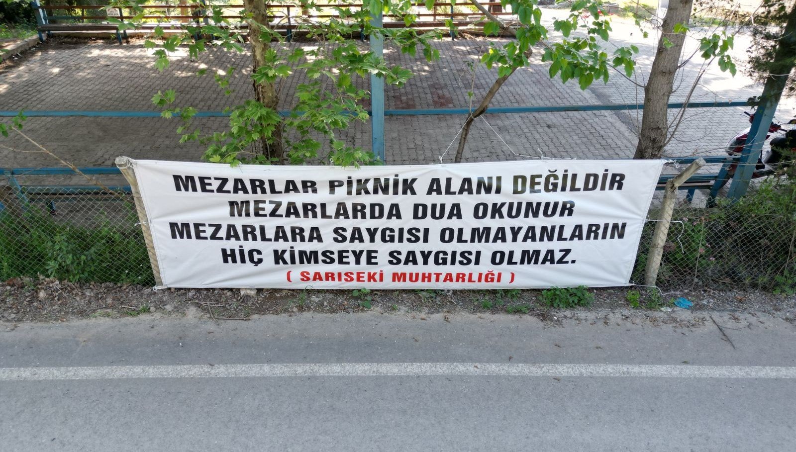 “Mezarlar piknik alanı değildir” diyen muhtar pikniği yasakladı