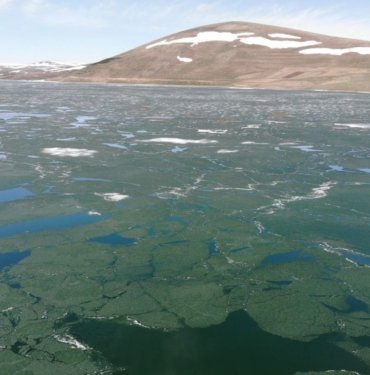 Kars’ta buz tutan gölün buzları çözülüyor