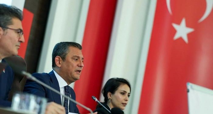 Özgür Özel duyurdu: CHP büyük mitinge hazırlanıyor! Emeklilerin durumu, asgari ücret zammı ve vizesiz seyahat…