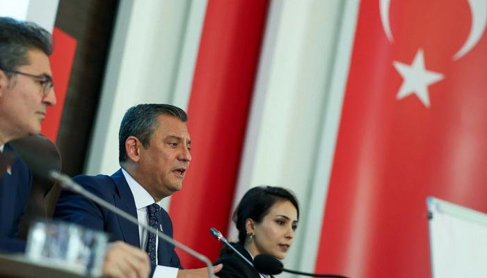 Özgür Özel duyurdu: CHP büyük mitinge hazırlanıyor! Emeklilerin durumu, asgari ücret zammı ve vizesiz seyahat…