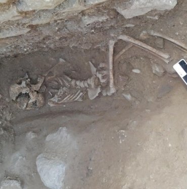 4 bin 200 yıllık zombi mezarındaki cesedin üzerine bırakılan taşın sırrı: “Mezardan çıkmaya çalışıyor”