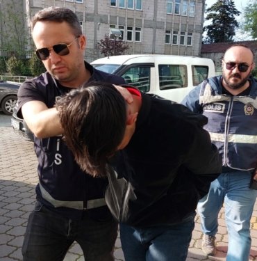 Kendini polis ve savcı olarak tanıtıp altın ve paraları çaldı