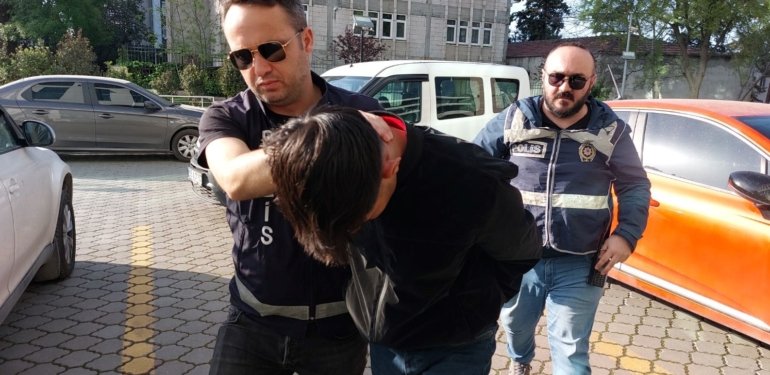 Kendini polis ve savcı olarak tanıtıp altın ve paraları çaldı