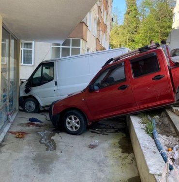 Freni boşalan minibüs park halindeki kamyonete çarptı
