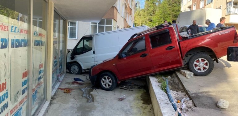 Freni boşalan minibüs park halindeki kamyonete çarptı