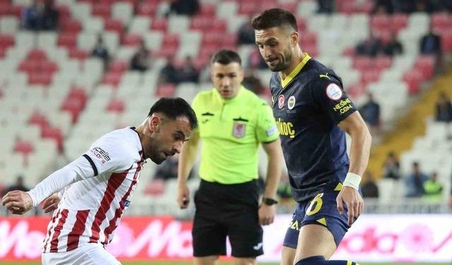 Fenerbahçe şampiyonluk yolunda ağır yara aldı! Sivas deplasmanından alınan sonuçla birlikte Galatasaray ile puan farkı 4