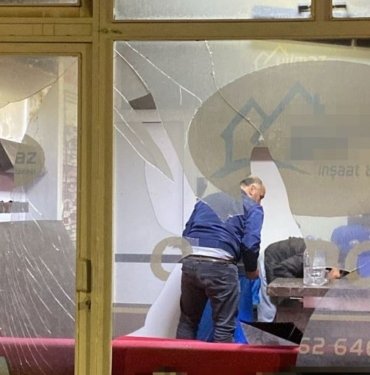 Alacak verecek meselesi olaylı bitti: Galericinin dükkanının camlarını kırılıd, otomobilleri yakıldı
