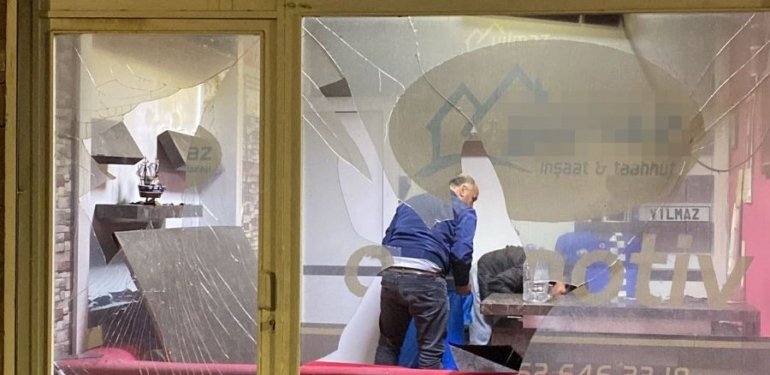 Alacak verecek meselesi olaylı bitti: Galericinin dükkanının camlarını kırılıd, otomobilleri yakıldı