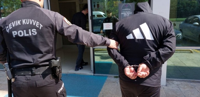 Binlerce sentetik ecza ve Osmanlı dönemine ait 100 sikke ele geçirildi
