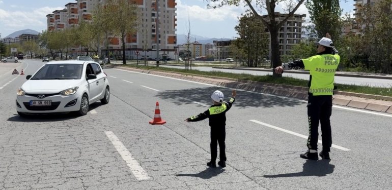 23 Nisan’da çocuklar trafik polisi oldu