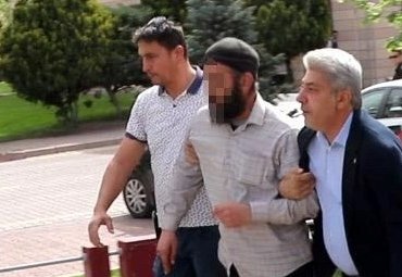 Atatürk Anıtı’na çelenk bırakanlara “Puta tapmayın” diye bağırdı: Gözaltına alındı