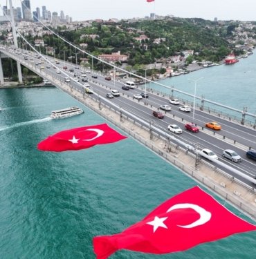 15 Temmuz Şehitler Köprüsü’nde dev Türk bayrakları asıldı