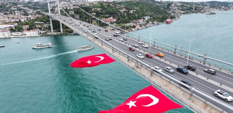 15 Temmuz Şehitler Köprüsü’nde dev Türk bayrakları asıldı