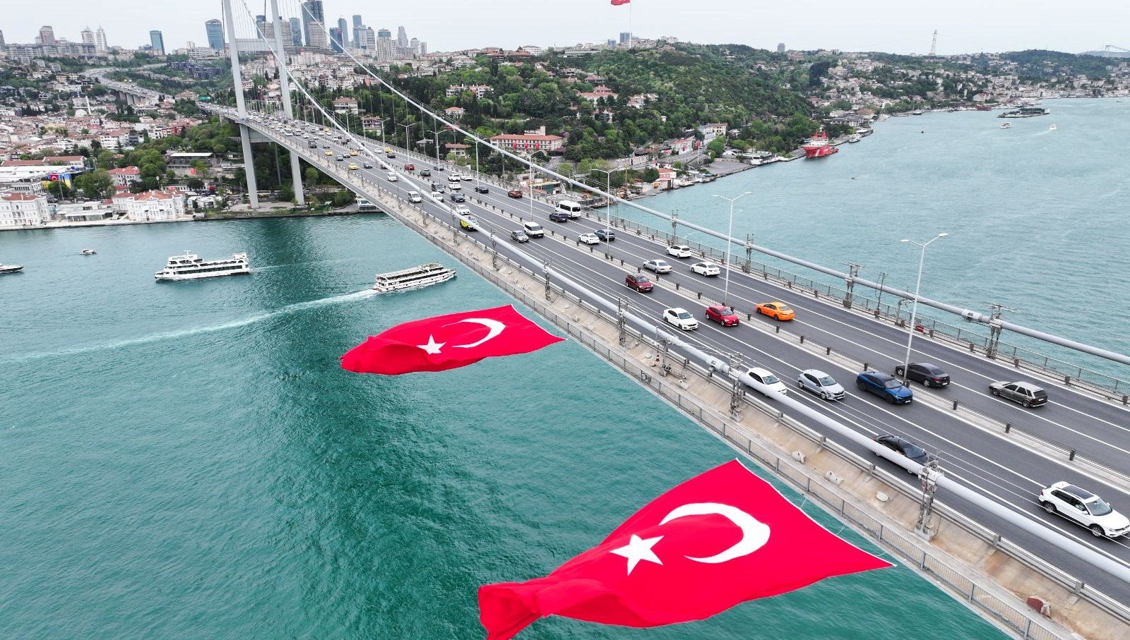 15 Temmuz Şehitler Köprüsü’nde dev Türk bayrakları asıldı