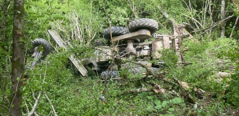 Traktör metrelece yükseklikten aşağıya yuvarlandı