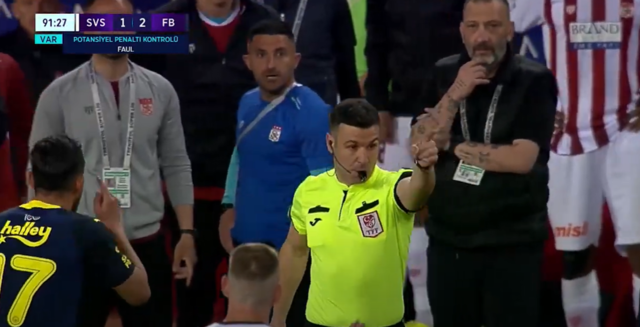 Çok tartışılmıştı, VAR kayıtları açıklandı! Sivasspor-Fenerbahçe maçındaki penaltının düğümü çözüldü