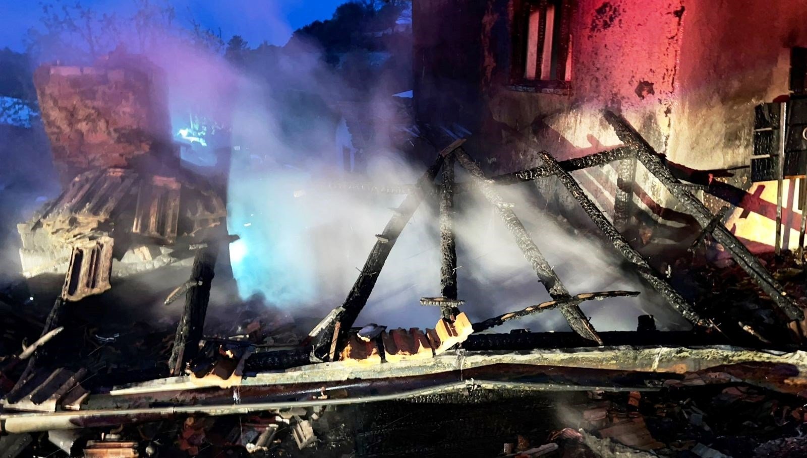 Emet’te korkutan depo yangını