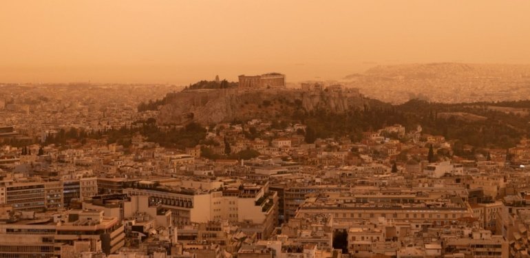 Atina’da Afrika’dan taşınan çöl tozu etkili oluyor
