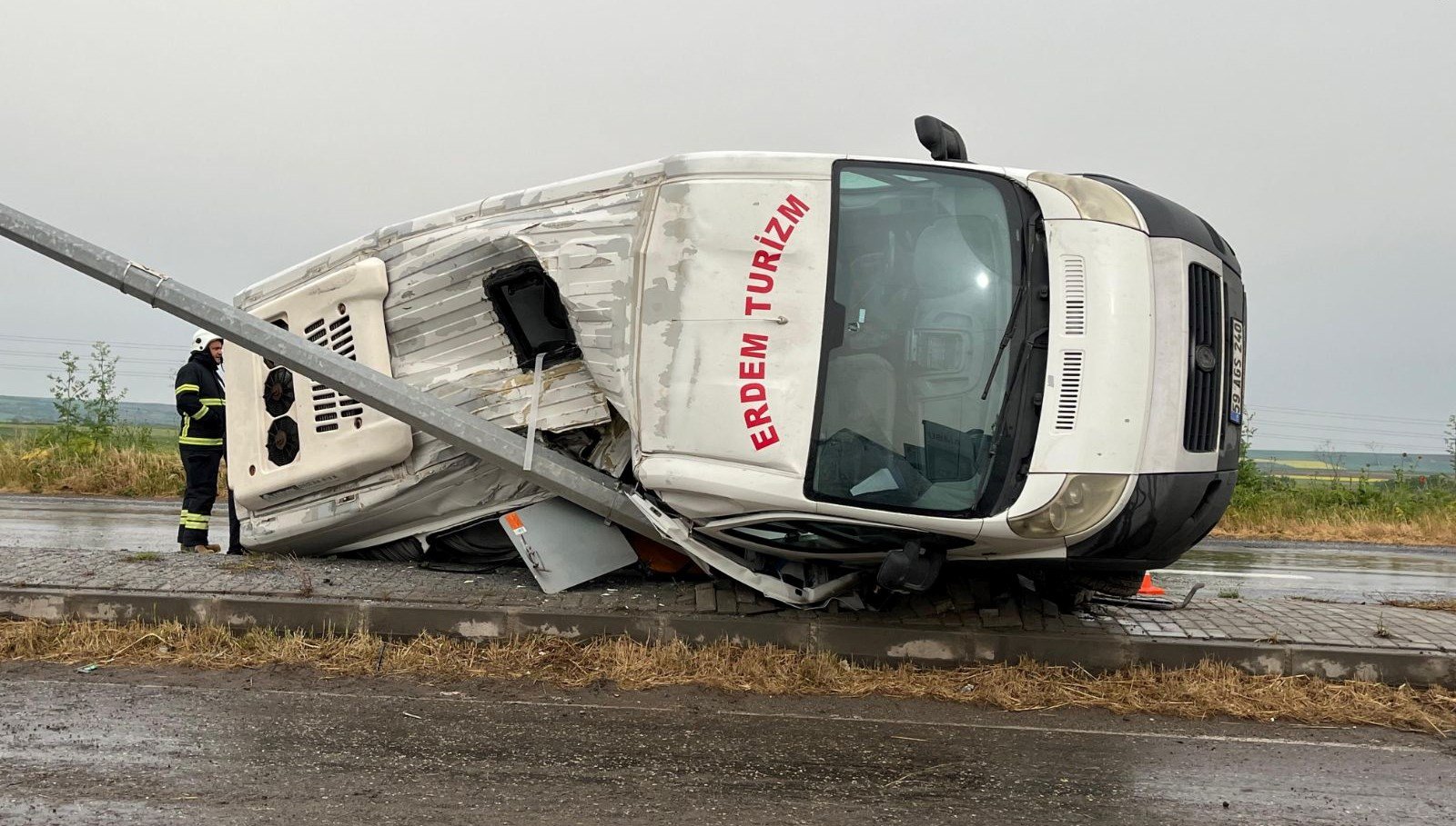 Lastikleri patlayınca yoldan çıkıp devrildi