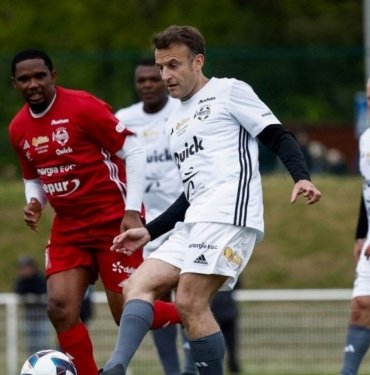 Macron futbol efsaneleriyle yardım maçı için sahada