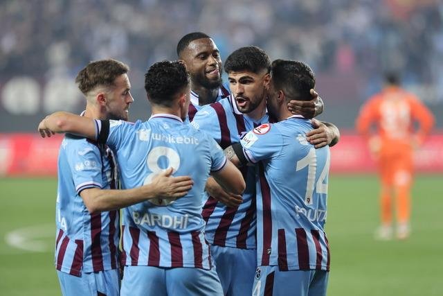 Trabzonspor 10 kişi tamamladığı maçı 3-2 kazandı! Bordo-mavililer Türkiye Kupası yarı finalinde avantajı cebine koydu