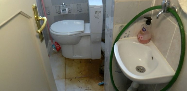 Ev sahibi çıkartmak istediği kiracısının kanalizasyon giderini tıkadı