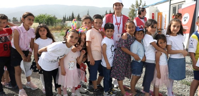 Depremzede çocuklara özel 23 Nisan şenliği