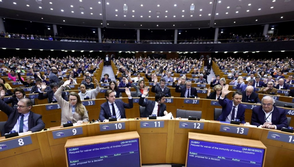 Avrupa Parlamentosu’ndan “İran’a daha fazla yaptırım” kararına onay
