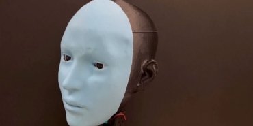 İnsan mimiklerini taklit eden robot