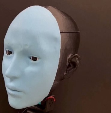 İnsan mimiklerini taklit eden robot