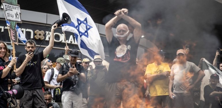 İsrail savaş kabinesi üyesi Gantz’ın evinin önünde protesto