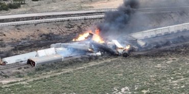 ABD’de raydan çıkan yük treni alev aldı