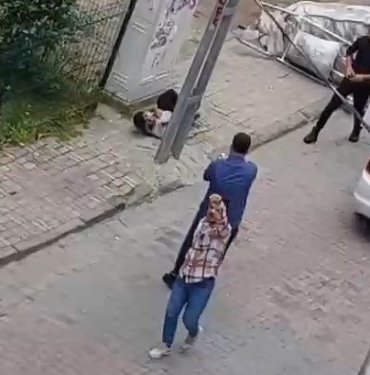 Küçükçekmece’de bıçaklı saldırgan paniği: Bacağından vurularak yakalandı