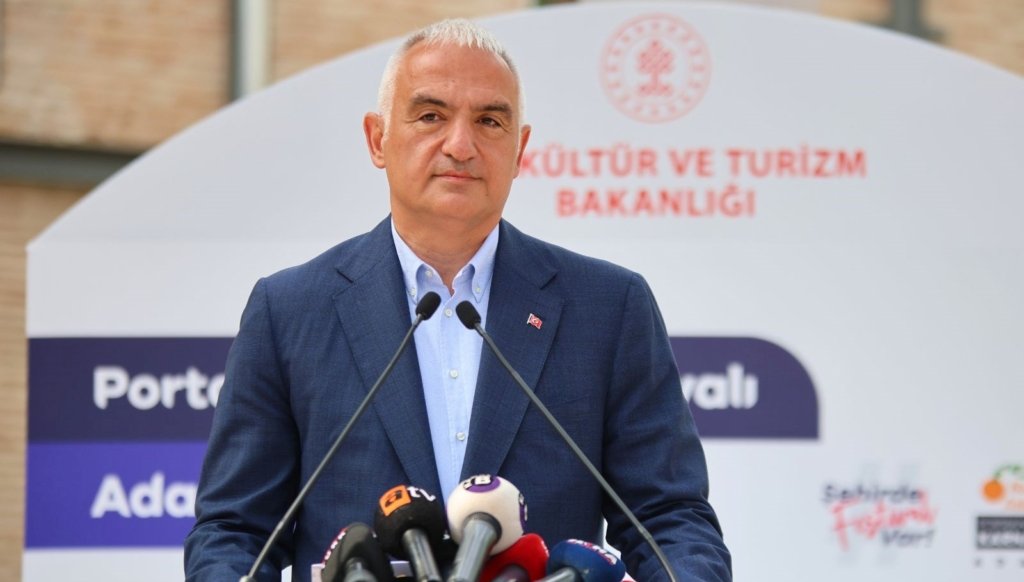Bakan Ersoy, 23 Nisan’da tekmeli saldırıya uğrayan çocuğa mektup ve hediye gönderdi