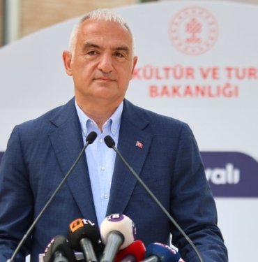 Bakan Ersoy, 23 Nisan’da tekmeli saldırıya uğrayan çocuğa mektup ve hediye gönderdi
